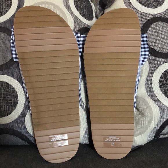 Flip Flops - Picture 3 of 6